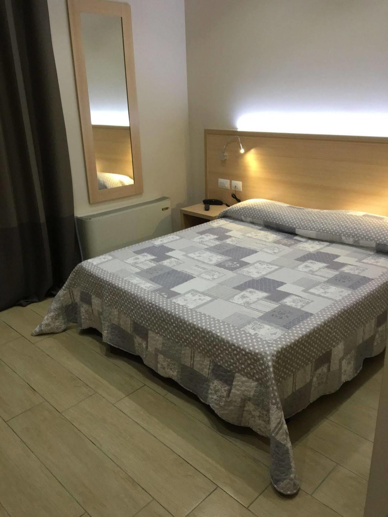 Hotel San Biagio Milan Bagian luar foto